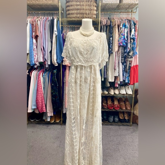 Everyday Chic Boutique FLORAL LACE MAXI, CREAM DRESS. Size Small. - Picture 3 of 14